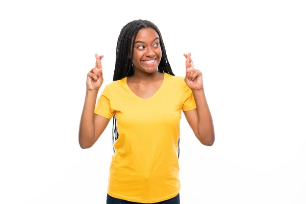 非裔美国青少年女孩与长辫子的头发在孤立的白色背景与手指交叉 — 图库照片