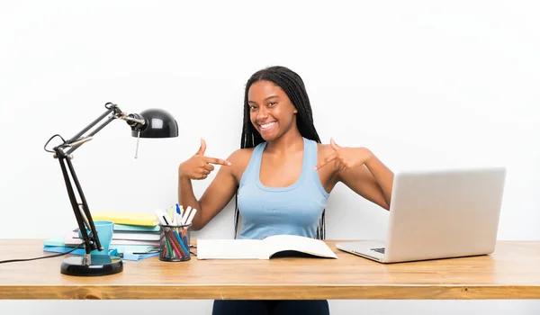 Afro Americana Adolescente Estudiante Chica Con Largo Trenzado Cabello Lugar — Foto de Stock