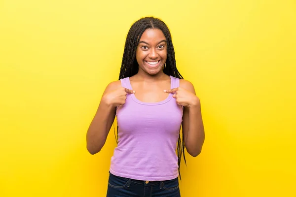 Adolescente Afro Américaine Avec Longs Cheveux Tressés Sur Mur Jaune — Photo