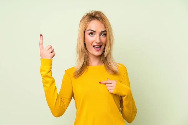 Giovane Donna Bionda Sfondo Verde Isolato Con Espressione Facciale Sorpresa — Foto Stock