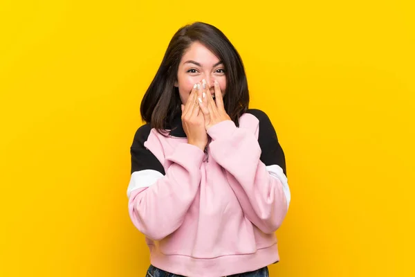 Jovem Mexicana Sobre Fundo Amarelo Isolado Com Expressão Facial Surpresa — Fotografia de Stock