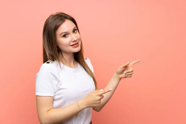 Adolescente Chica Sobre Aislado Color Rosa Pared Señalando Dedo Lado — Foto de Stock