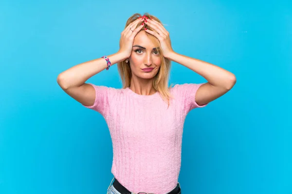 Young Blonde Woman Blue Background Surprise Facial Expression — Stock Photo, Image
