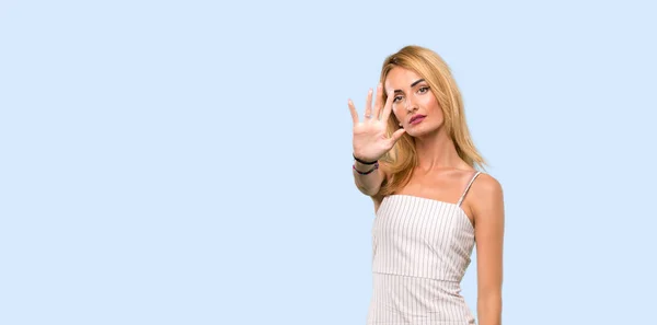 Junge Blonde Frau Macht Stop Geste Vor Isoliertem Blauen Hintergrund — Stockfoto