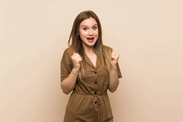 Ragazza Adolescente Sfondo Isolato Che Celebra Una Vittoria Nella Posizione — Foto Stock