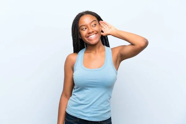 African American Tiener Meisje Met Lang Gevlochten Haar Geïsoleerde Blauwe — Stockfoto