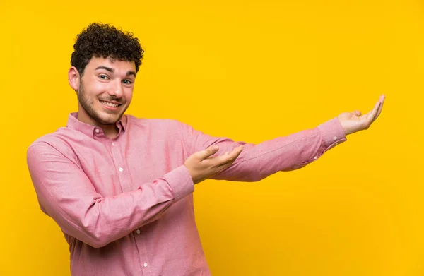 Homme Avec Les Cheveux Bouclés Sur Mur Jaune Isolé Étendant — Photo