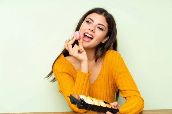 Menina Adolescente Feliz Com Macaroons Sobre Parede Verde — Fotografia de Stock