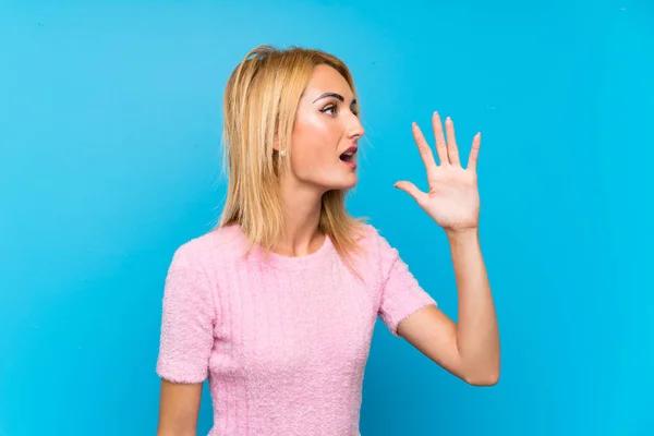 Young Blonde Woman Blue Background Shouting Mouth Wide Open — Stock Photo, Image