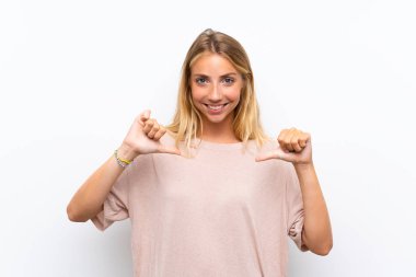 Izole beyaz arka plan üzerinde Sarışın genç kadın gururlu ve kendini tatmin