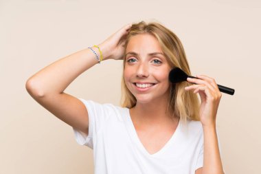 Makyaj brus ile Happy Genç sarışın kadın