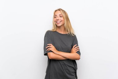 Izole beyaz arka plan üzerinde Sarışın genç kadın mutlu ve gülümseyen