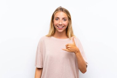 Izole beyaz arka plan üzerinde sarışın genç kadın telefon jest yapma