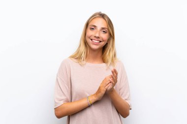 Izole beyaz arka plan üzerinde Sarışın genç kadın alkışlayan