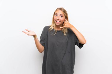 Izole beyaz arka plan üzerinde sarışın genç kadın telefon jest yapma ve şüphe