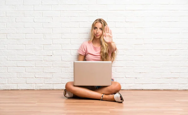 Junge Blonde Studentin Mit Laptop Auf Dem Boden Macht Stop — Stockfoto