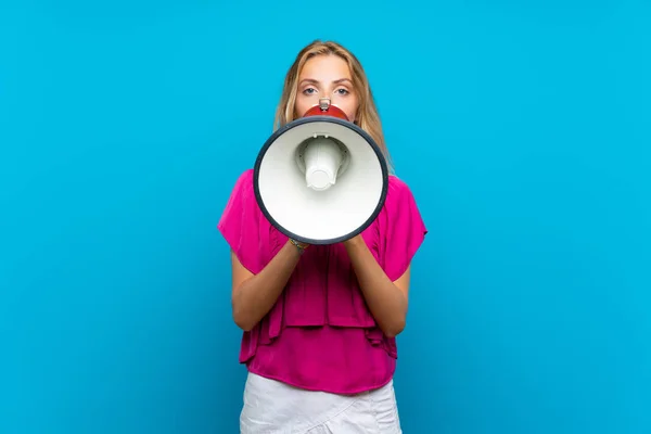 Blonde Young Woman Isolated Blue Background Shouting Megaphone — Stock Photo, Image