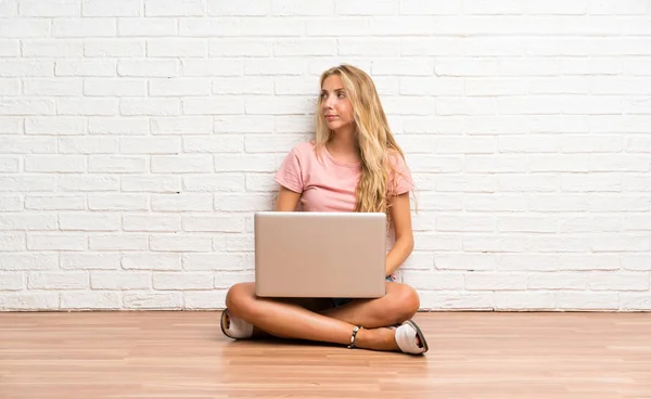 Junge Blonde Studentin Mit Laptop Auf Dem Boden Stehend Und — Stockfoto