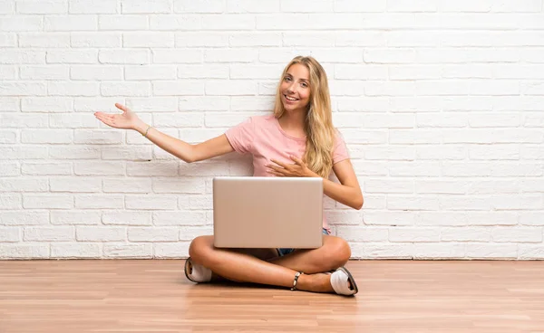 Junges Blondes Studentenmädchen Mit Laptop Auf Dem Boden Die Hände — Stockfoto