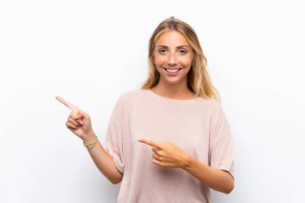 Blonde Jonge Vrouw Geïsoleerde Witte Achtergrond Wijzende Vinger Aan Zijkant — Stockfoto