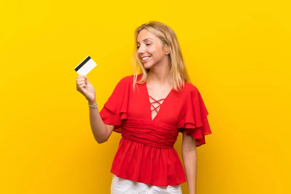 Blonde Jonge Vrouw Geïsoleerde Gele Achtergrond Het Houden Van Een — Stockfoto