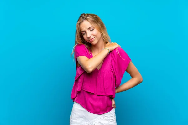 Blonde Jonge Vrouw Geïsoleerde Blauwe Achtergrond Die Lijden Aan Pijn — Stockfoto