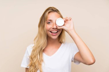 Nemlendirici ile Happy Genç sarışın kadın