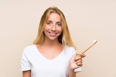 Mutlu Genç sarışın kadın diş fırçalama