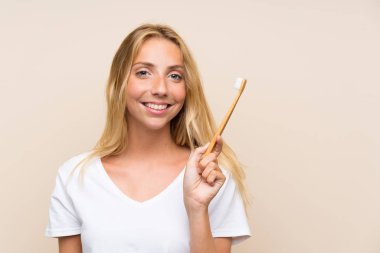 Mutlu Genç sarışın kadın diş fırçalama