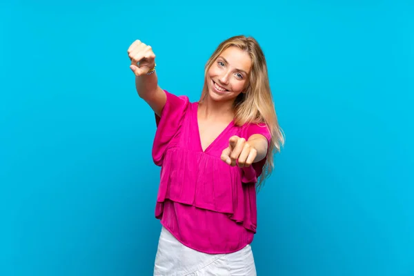 Mujer Joven Rubia Sobre Fondo Azul Aislado Señala Dedo Usted — Foto de Stock