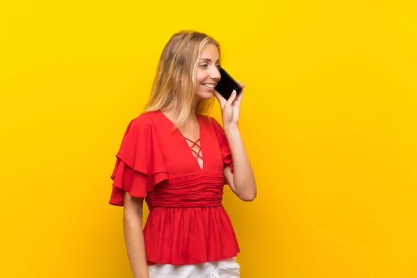 Mujer Joven Rubia Sobre Fondo Amarillo Aislado Usando Teléfono Móvil — Foto de Stock