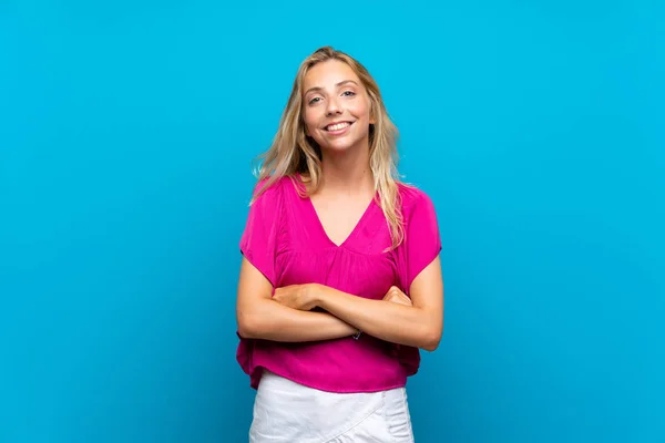 Blond Ung Kvinna Över Isolerad Blå Bakgrund Tittar Upp Medan — Stockfoto