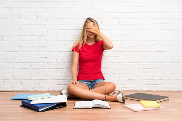 Ung Blond Student Tjej Med Många Böcker Golvet Som Täcker — Stockfoto