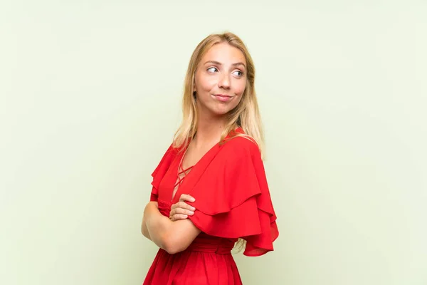 Blonde Junge Frau Über Einsamen Grünen Hintergrund Lacht — Stockfoto