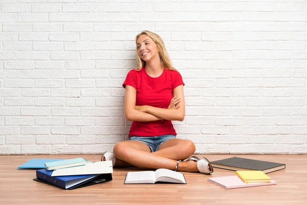 Joven Estudiante Rubia Con Muchos Libros Suelo Riendo — Foto de Stock