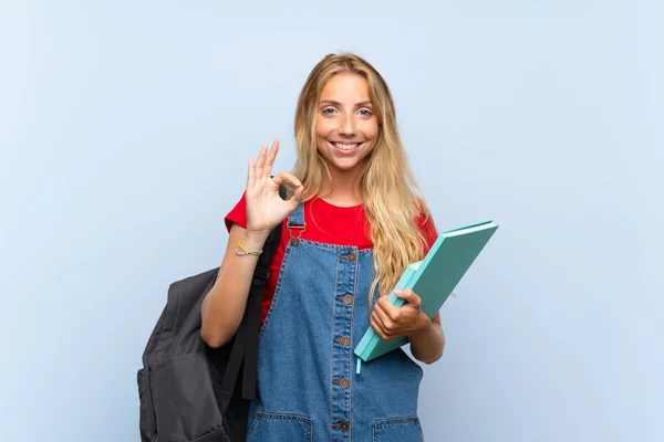 Ung Blond Student Kvinna Över Isolerad Blå Vägg Som Visar — Stockfoto