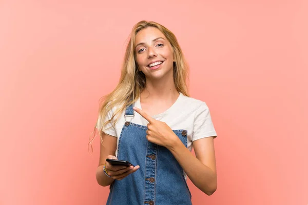 Mujer Joven Rubia Con Teléfono Móvil Sobre Una Pared Rosa —  Fotos de Stock