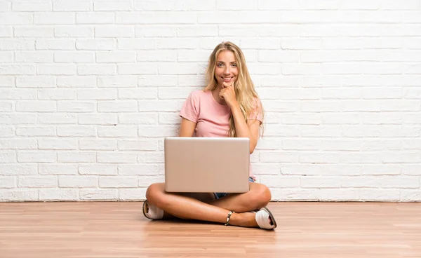 Giovane Studentessa Bionda Con Computer Portatile Sul Pavimento Ridendo — Foto Stock