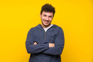 Izole sarı duvar üzerinde genç adam gülüyor