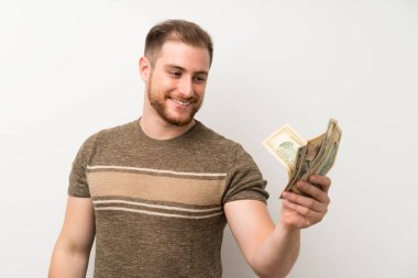 İzole beyaz duvar üzerinde yakışıklı adam çok para alıyor