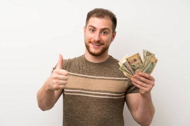 İzole beyaz duvar üzerinde yakışıklı adam çok para alıyor