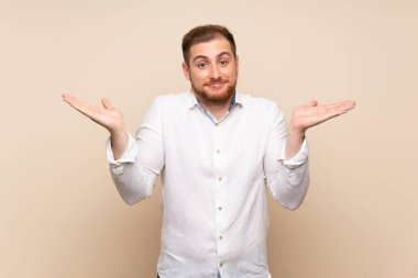 El yükselterek izole arka plan üzerinde sarışın adam şüphe sahip