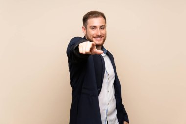 Güvenli bir ifade ile izole arka plan puan parmak üzerinde sarışın adam