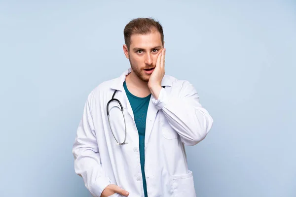 Szép Orvos Ember Több Mint Kék Fal Meglepetés Sokkolta Arckifejezés — Stock Fotó
