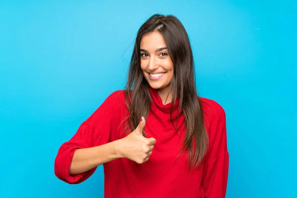 Mujer Joven Con Suéter Rojo Sobre Fondo Azul Aislado Dando — Foto de Stock