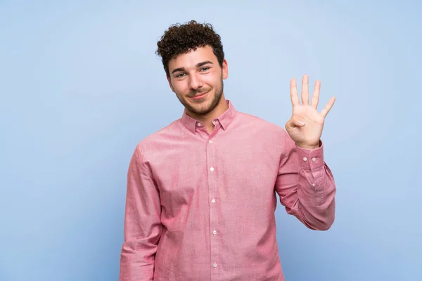 Hombre Con Pelo Rizado Sobre Pared Azul Aislada Feliz Contando —  Fotos de Stock