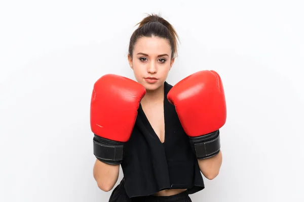 Giovane donna sportiva sopra il muro bianco con guanti da boxe — Foto Stock