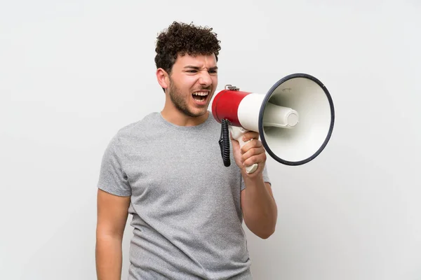 Man Met Krullend Haar Geïsoleerde Muur Schreeuwen Door Een Megafone — Stockfoto