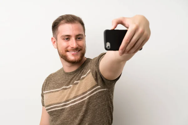 Bonito Homem Sobre Isolado Parede Branca Fazendo Selfie Com Celular — Fotografia de Stock