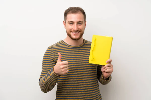 Bell Uomo Sopra Muro Bianco Isolato Che Tiene Legge Libro — Foto Stock